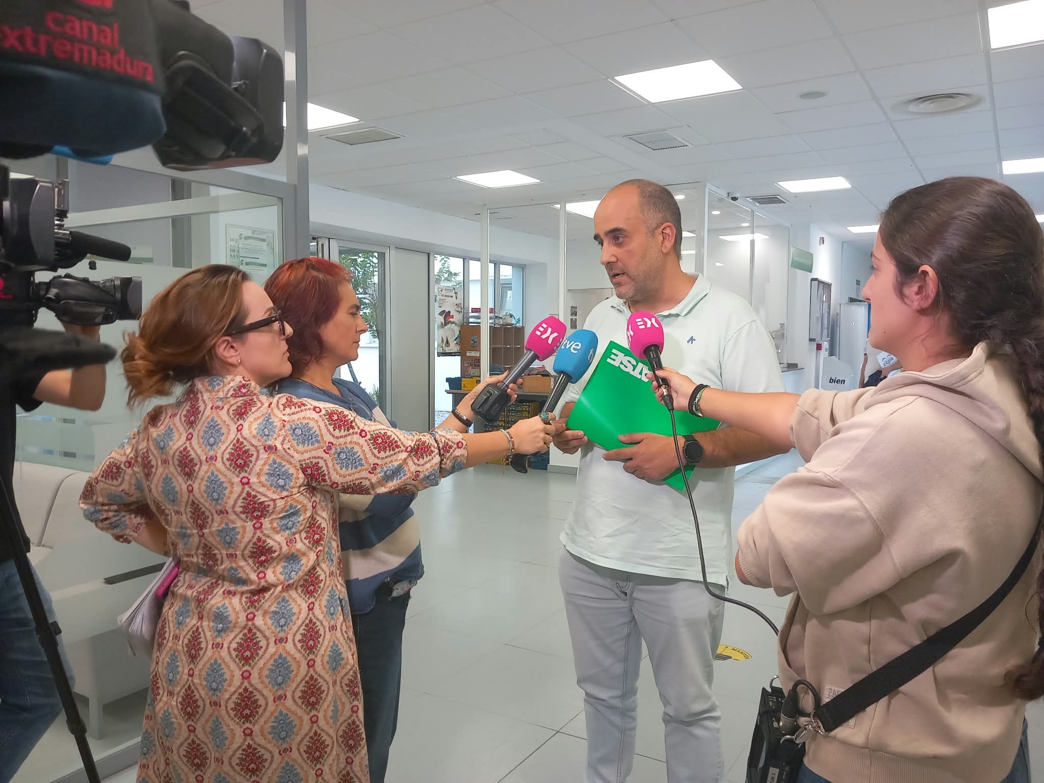 Gonzalo Gallego, portavoz de SATSE Extremadura, atiende a los medios tras la reunión de la Mesa Sectorial