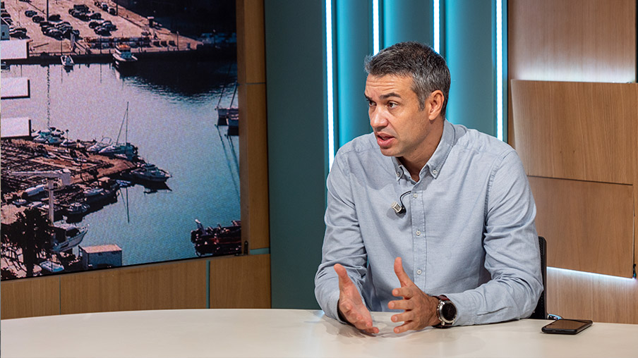 Carlos García, secretario autonómico de SATSE en Melilla, durante una entrevista en TV Melilla.